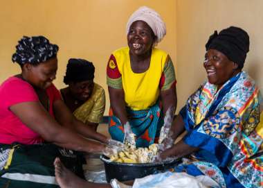 Cooperative in Malawi make bread